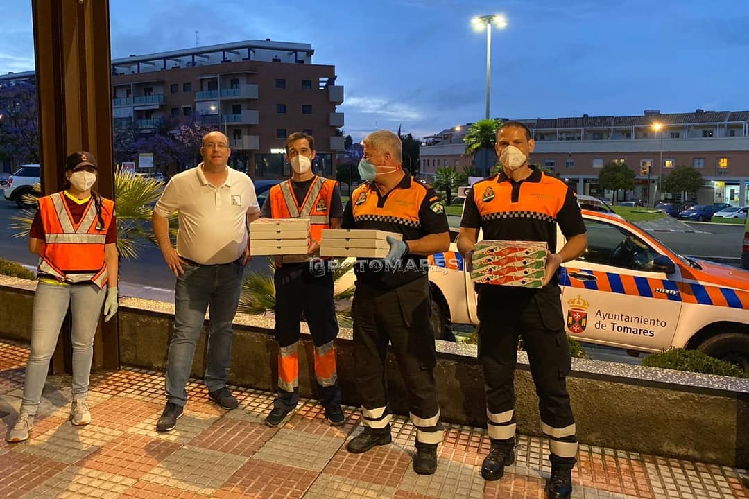 PCTomares's tweet photo. Muchas gracias @ElSalmorejo_Tom por darnos estas pizzas tras el servicio.

#ProtecciónCivilTomares #Tomares #Solidaridad #Regalos #Motivación #Agradecimiento #Covid19 https://t.co/EkWMrMViYF