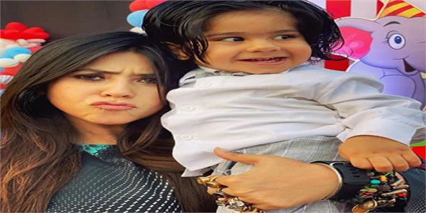 pollywoodtadka's tweet image. ਇੰਟਰਨੈੱਟ ’ਤੇ ਛਾਇਆ ਏਕਤਾ ਕਪੂਰ ਦੇ ਬੇਟੇ ਦਾ ਕਿਊਟ ਵੀਡੀਓ
#EktaKapoor #Son #CuteVideo
punjabi.bollywoodtadka.in/entertainment/…