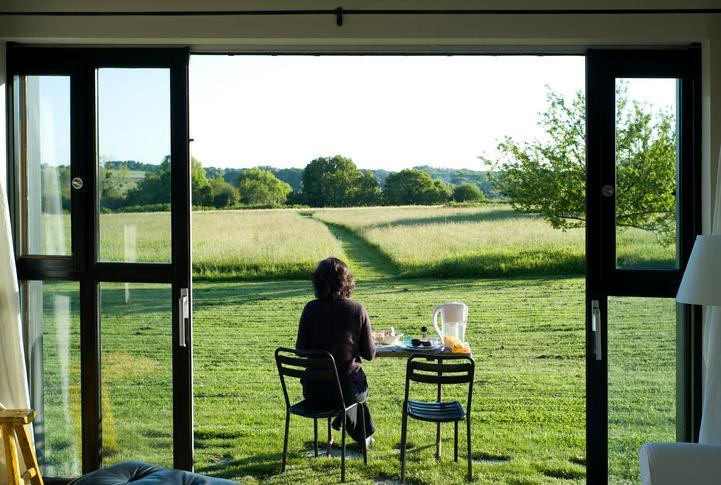 franceculture's tweet photo. La découverte que "le silence est un luxe", tout comme posséder un jardin. Le confinement a parfois amplifié le désir d’ailleurs, d’espace, de nature. Depuis, certains citadins remettent en question leur cadre de vie et envisagent de s’éloigner des villes https://t.co/0acHrOzcu3 https://t.co/EjTKt0gTd8