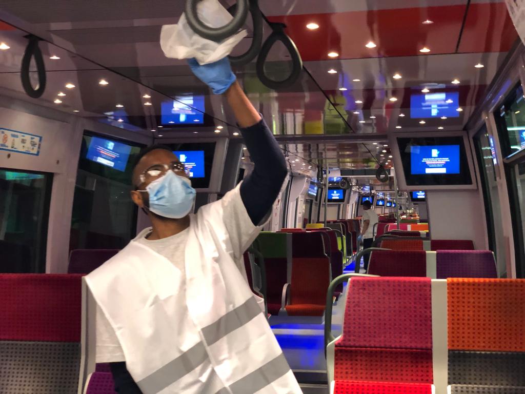 LigneK_SNCF's tweet photo. Des équipes mobiles désinfectent les trains en #garedunord. Une attention particulière est portée sur les points de contacts qui seront désinfectés avec des produits virucides :#gestesbarrières  @Actu_Transilien https://t.co/OStkWit6Rc