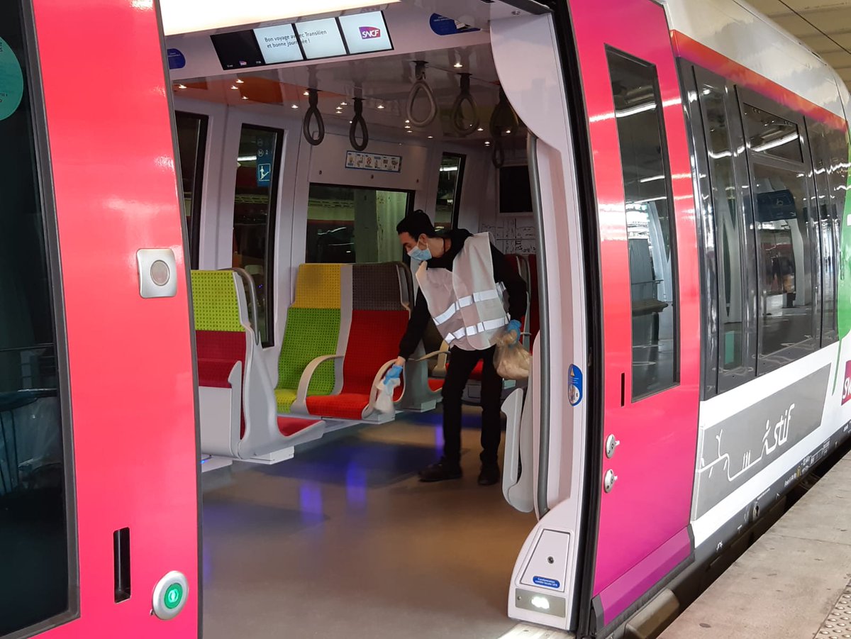 LigneK_SNCF's tweet photo. Des équipes mobiles désinfectent les trains en #garedunord. Une attention particulière est portée sur les points de contacts qui seront désinfectés avec des produits virucides :#gestesbarrières  @Actu_Transilien https://t.co/OStkWit6Rc