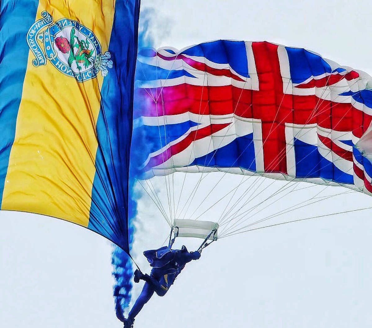 TigersFFT's tweet photo. Perfect piloting +Timing of camera + regimental flag + Union flag canopy from @performancedesigns = perfect shot 
-----------------------------------------
#timingiseverything #pwrr #unionstrong #proudtobebritish #army #british #tigers https://t.co/8YS71Z1QNj