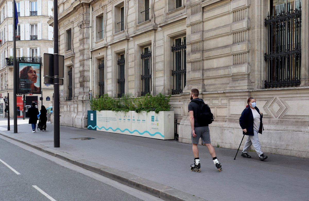 Et c'est justement là où c'est très intéressant ce qui se passe avec tous ces tw qui se déchainent : cela prouve une chose , QUE CA MARCHE !!! Oui, les gens ont repéré que il y a des bacs avec des végétaux qui ont poussé ! Au 24 janvier, il n'y avait rien, au 15 mai ca déborde