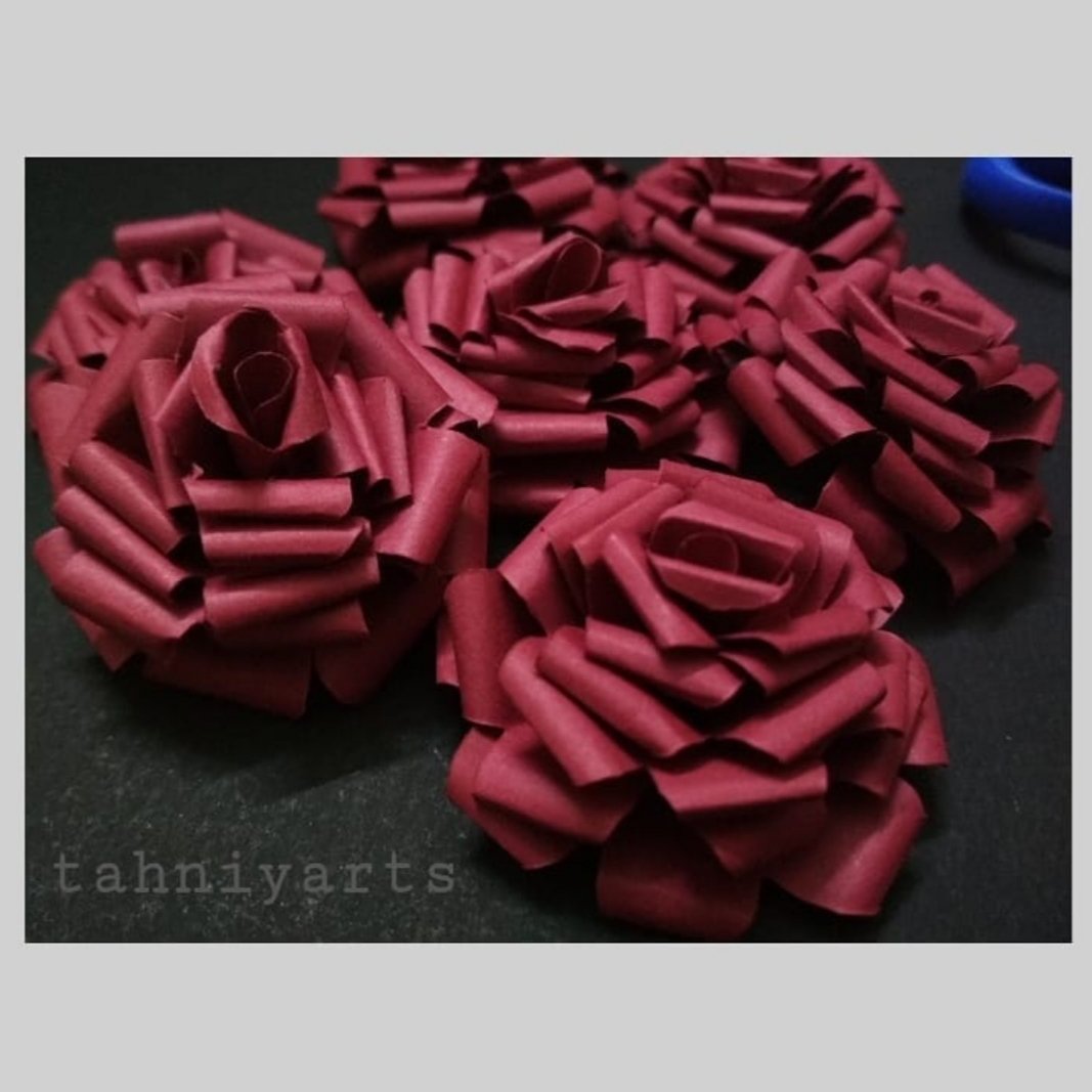 Tahniyarts's tweet photo. #PulpkeyXYou #Pulpkey 
I believe making art takes us out of our chaotic schedule and fills one up with utmost serenity.
#ArtistOnTwitter #art #quilling
Scarlet. https://t.co/OzkbcjUZo0