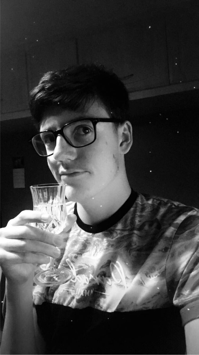 danielesc44's tweet photo. Iโve posted these before but I only look good in like 3 pics anyway #eurofansarebeautiful #nottrueforme https://t.co/3fZpiZIkqm