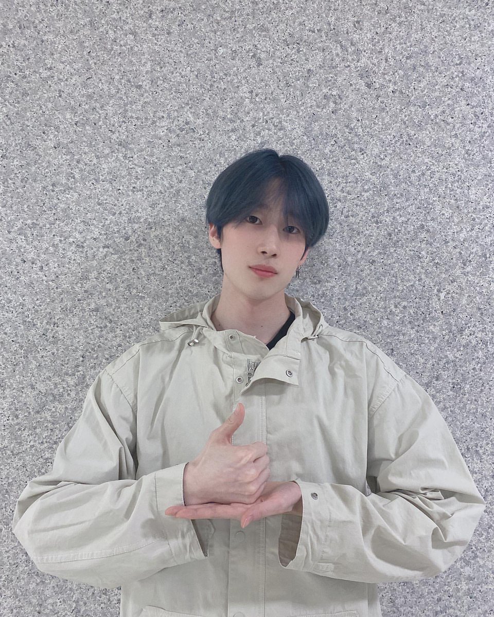 handaddo's tweet photo. 우리 인증요정 승우야 .. 고마워 🥺 팬싸때 줄려고 준비했던거 무기한 연기되고 더 더워지기 전에 입어라고 보내줬는데 너무 잘 어울린다 ,, 이쁜 봄 아우터랑 내 최애 향수랑 승우가 이쁜 말만 봤으면 좋겠어서 1일 1포 하면서 웃으라고 보내준 홍삼 💕 

많이많이 사랑해 #한승우 #한승우_사랑해 https://t.co/NT4GtxMrxs