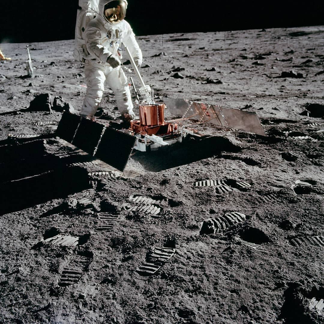 dinamikbilim's tweet photo. Apollo 11 ay yüzeyinde yapılan insanlı ilk uzay uçuşudur. Neil Amstrong ve Buzz Aldrin 20 Temmuz 1969 günü saat 20:18'de Ay yüzeyine iniş yaptı. Bu fotoğraf, Buzz Aldrin Ay'daki yer hareketlerini incelemek üzere ilk sismometreyi yerleştirirken çekilmiş. https://t.co/LsjdAcKcsg