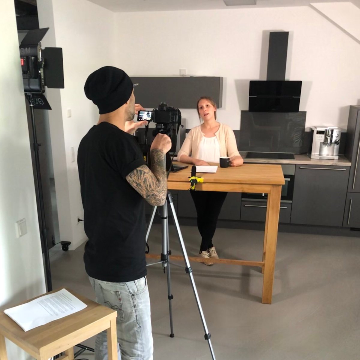 CcMauth's tweet photo. #ComingSoon | Heute mal einen Blick hinter die Kulissen. Nach 10 langen Wochen im Home-Office haben sich drei unserer Mitarbeiter für ein besonderes Projekt endlich wieder im Office getroffen. https://t.co/eMUaXoSZuL