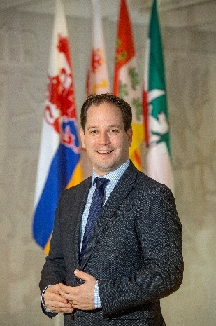 SocialnetAEBR's tweet photo. "#bsolutions helped us to foster #CrossBorderCooperation, coordination and realise solutions to existing differences and to improve our regional policy!" - Andy Dritty, M. Sc. – Regional Minister of @limburg @RegioInterreg #EUBorderRegions #InstitutionalCooperation https://t.co/1w5sN1rgeF