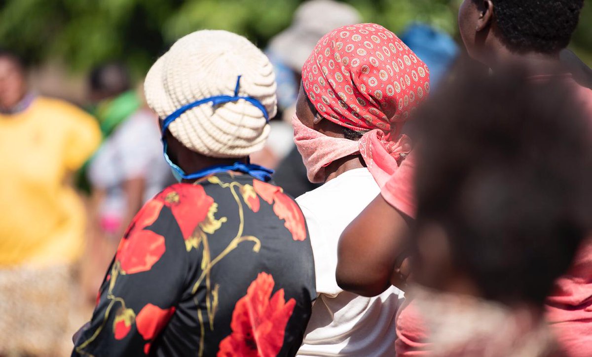 NelsonMandela's tweet photo. By staying at home, we don’t only help reduce the spread of #COVID19 but we also protect essential service workers from risk of infection. By donating toward food &amp; hygiene products, we empower more South Africans to fight the pandemic. Be part of the change. #Each1Feed1 #Ubuntu https://t.co/IIgvgECsbj