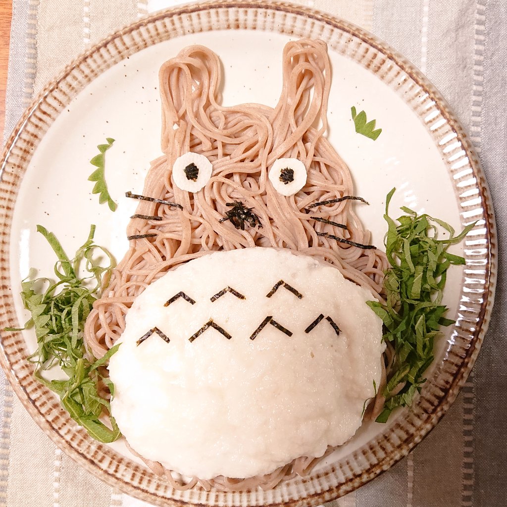 kitchen0202's tweet photo. 初めて作ったトトロ蕎麦🥰💕普通サイズのキッチンバサミのみで頑張りました(笑)やっぱり細かい作業は苦手🤣野菜素揚げした時に顔に油が跳ねた…地味に痛い🥺
【本日の献立】
＊トトロのとろろ蕎麦
＊豆腐と野菜の甘酢あんかけ
#おうちごはん #料理好きな人と繋がりたい #お腹ペコリン部 #トトロそば https://t.co/WrQABSGPkk