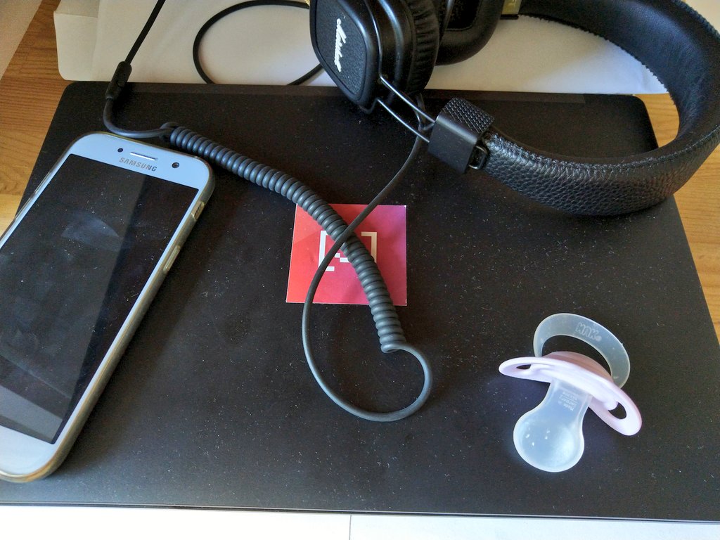 SebastianHoos's tweet photo. #Homeoffice Symbolbild.

#Homeschooling #Homekitaing #Homepartnerschafting #Homeeverything https://t.co/vPcqjFQXcJ