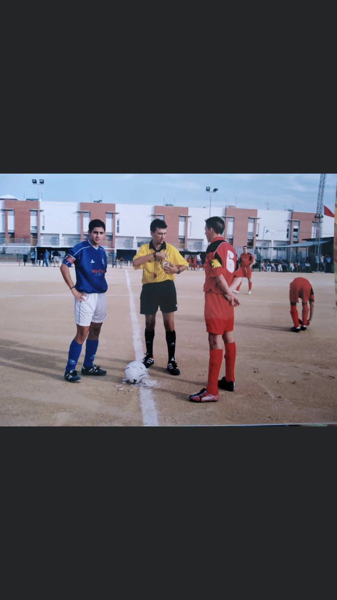 JARO28V's tweet photo. @JorgeVelazqez de capi , que tiempos , Juvenia vs Dolorense delante Juan Angel y un servidor al fondo https://t.co/6cwHLHuZT3