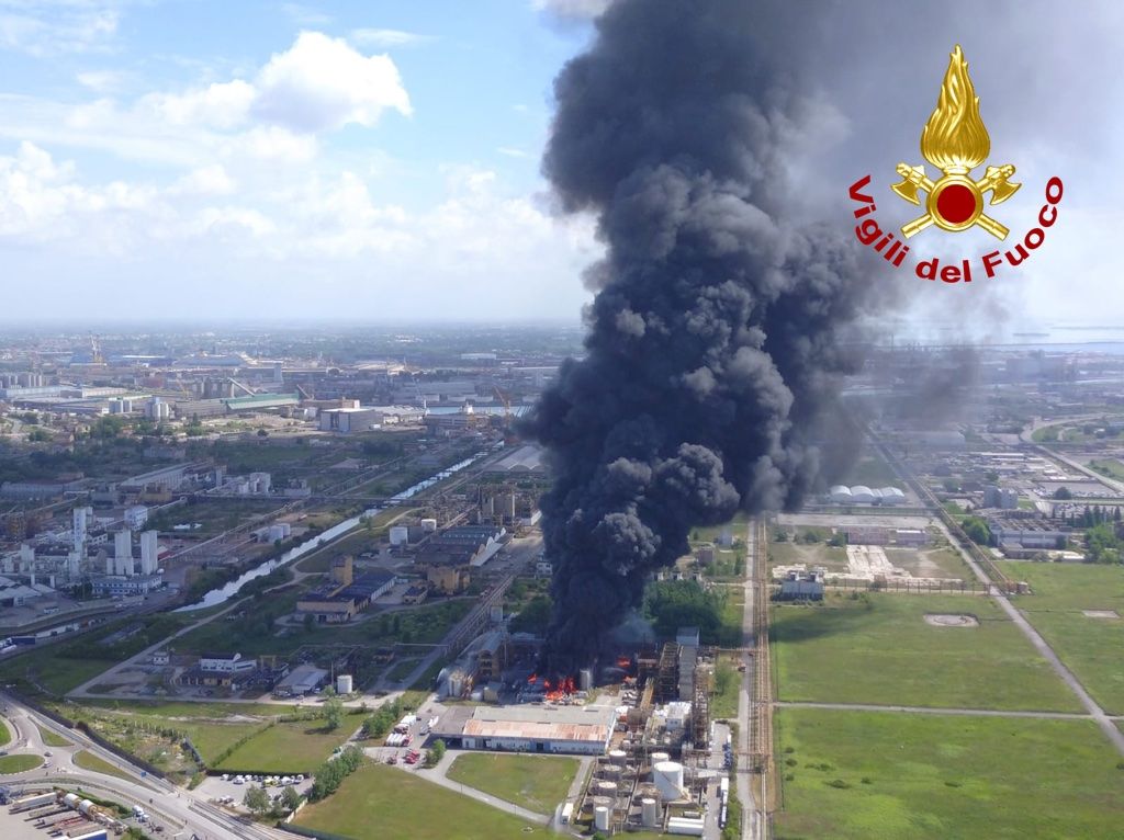 #Venezia Le foto dell'incendio a Porto Marghera viste dall'elicottero dei vigili del fuoco csera.it/d071996fie