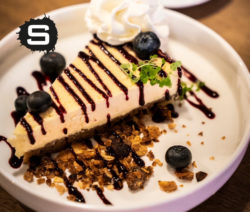 Smullen to go! 📣Welke zoetekauwen hebben onze cheesecake en brownie ook zo ontzettend gemist? Je kunt ze vanaf nu dagelijks to go afhalen vanaf 9.00 uur. Rennen! 😉
  
🍰 Cheesecake &amp; brownie to go
🍰 Dagelijks vanaf 9.00 uur