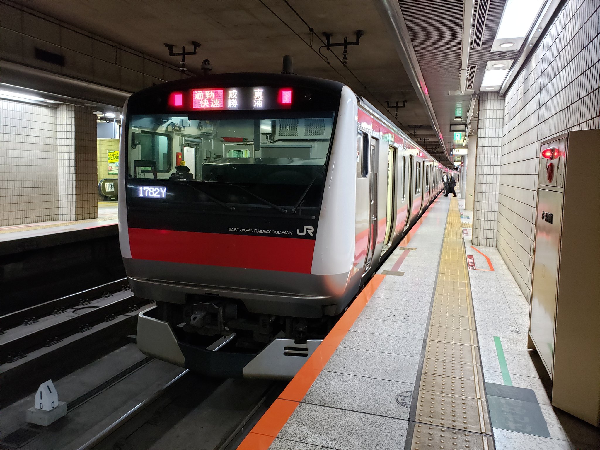 りょうすけ E233系5000番台 なるかつ運用には分割編成が充当されます 5000番台の分割編成は4本と少なめです 京葉線 E233系5000番台 なるかつ運用 T Co Xj9dpp4dp9 Twitter