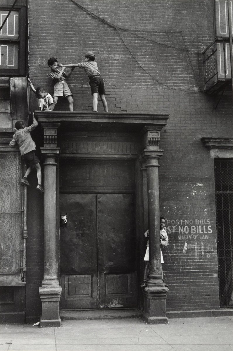 Fanrizio21's tweet photo. New York  1939
Helen Levitt https://t.co/StphJDlQ8U