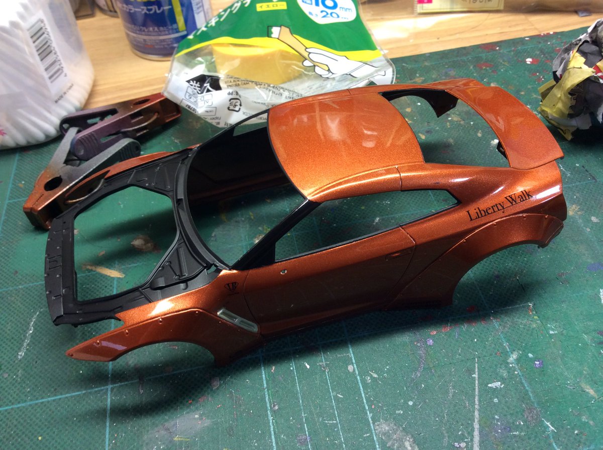 fHlgGrS86iz0qhL's tweet photo. #LB35
マスキングして窓枠部分へ黒サフ吹き付け。
少量吹き漏れしたけどコンパウンドで処理出来るくらいで良かった♪

仕上げの部分塗装も済ませ、残るは組み立て~♪(￣▽￣) https://t.co/NTjrUDxjoE
