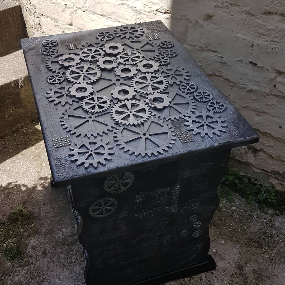twfsteampunk's tweet photo. Finished....#steampunkfurniture #cogsandgears #salvage #mixedmedia #modernart #upcycle #restoration #oldtable https://t.co/sIOQQdjjVx