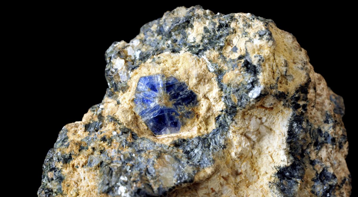 サファイア” 鋼玉（コランダム） Al2O3 岐阜県中津川市蛭川 薬研山産