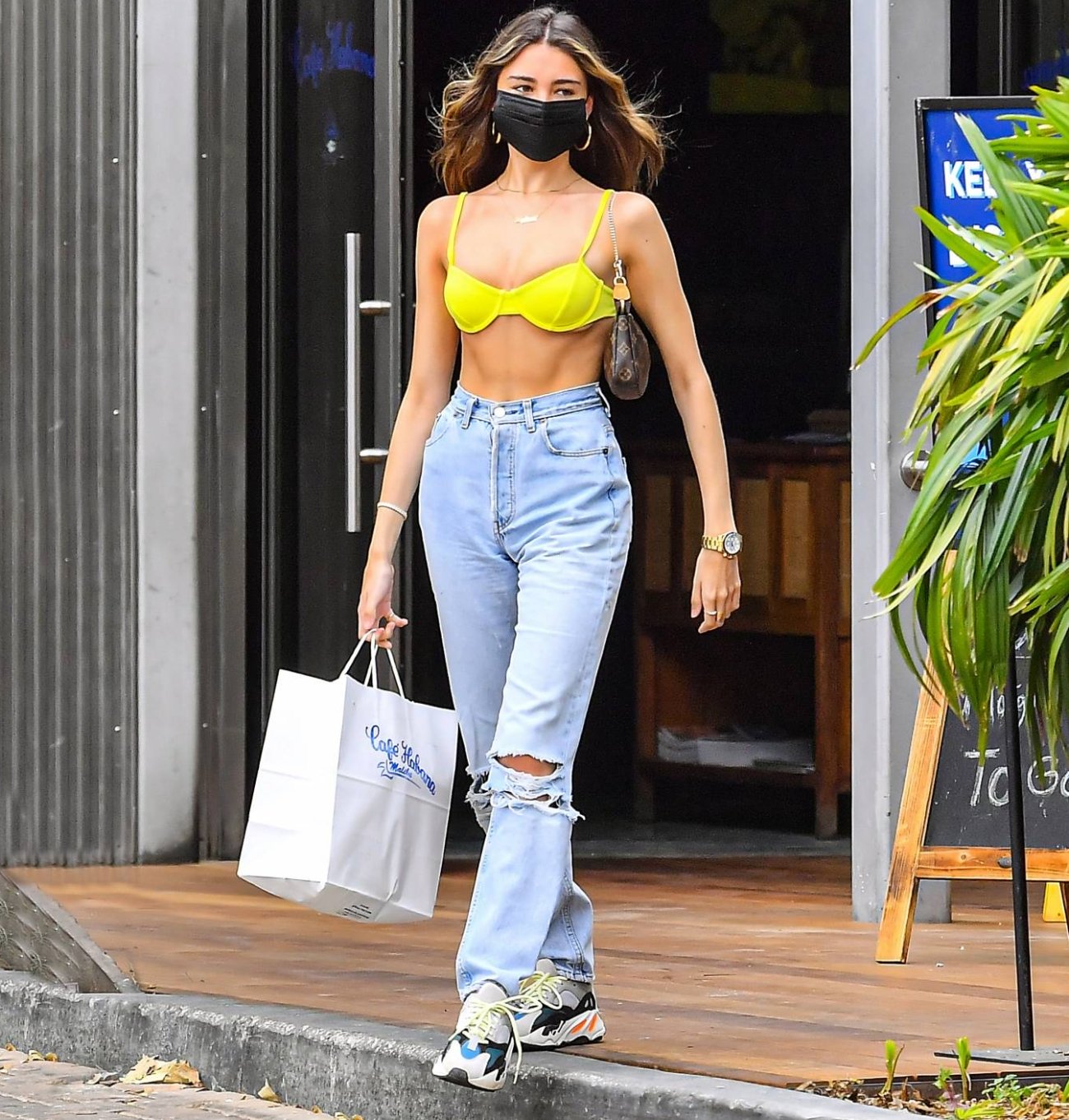 Individualitet Hurtig kighul Denimology on X: "Madison Beer in Hi-Rise Ripped Straight Jeans -  https://t.co/ggIahCTqMP @madisonbeer #highwaistedjeans #straightjeans  #rippedjeans #distressed #fashionable #cool #bikinitop #shopping #outfit  @adidasyeezy #sneakers @rolex #watch @luvaj ...