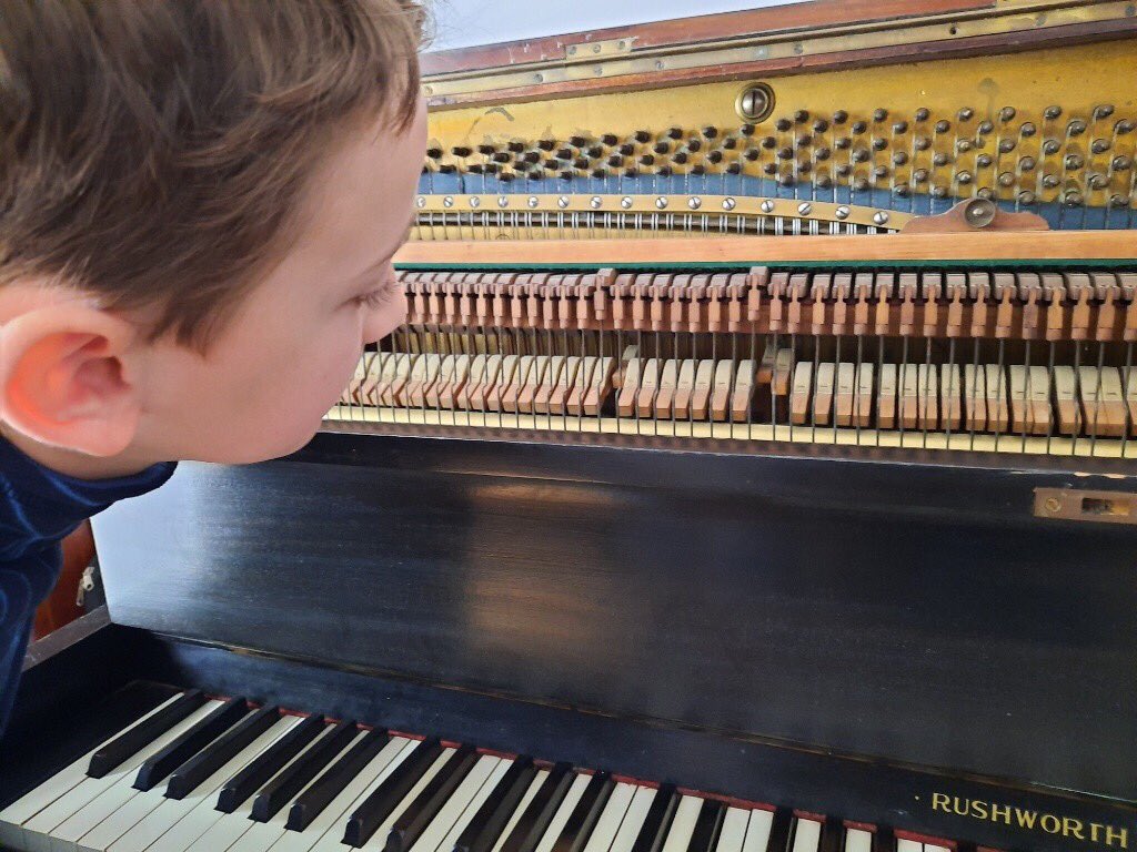 LjiMiss's tweet photo. 🎵 For this week’s science lesson focusing on how sound travels, this young man and his mum took their piano cover off to look at the workings. They could see the hammers, the dampers, the strings and the tuning parts! 🎶 @LowtonJIPrimary https://t.co/0ltY9uzI0W