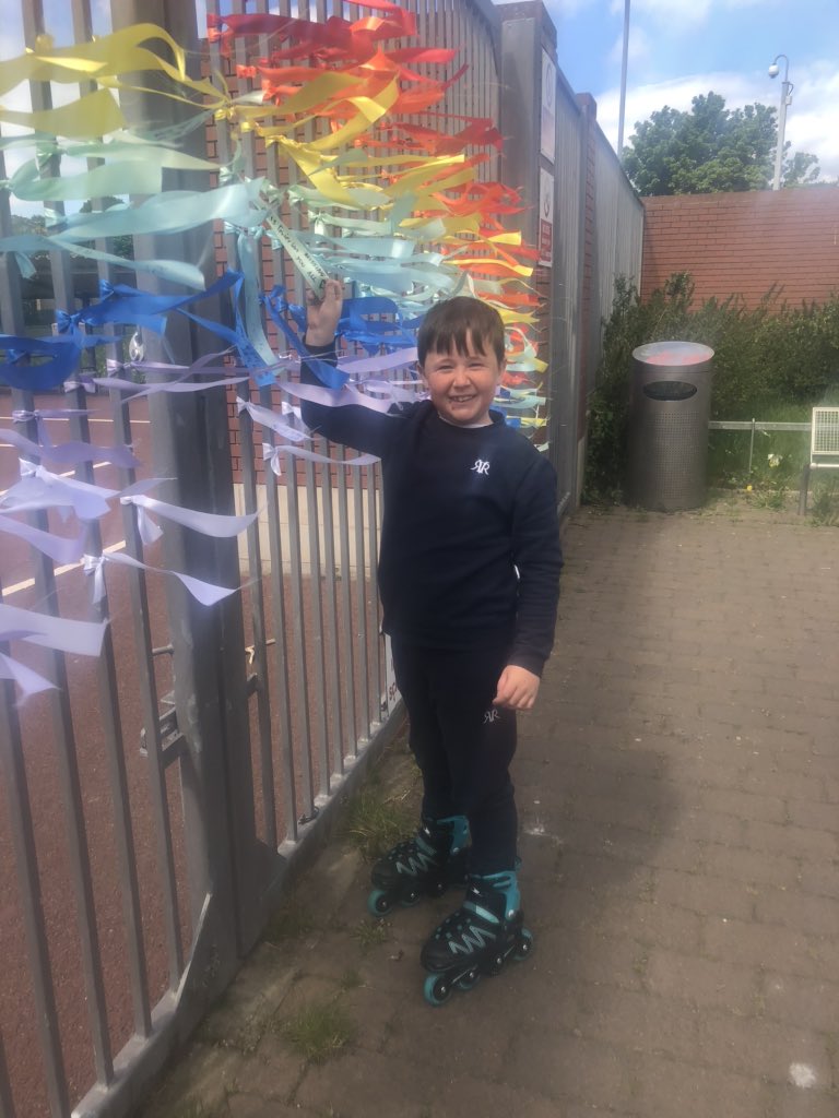 jadeytully's tweet photo. We have been down and signed the rainbow johnpaul found urs miss Grierson paris did not want a picture 😁  # @MissGriersonNM @NiddrieMillPS @miss_maclean https://t.co/4PHrHi8x4Q