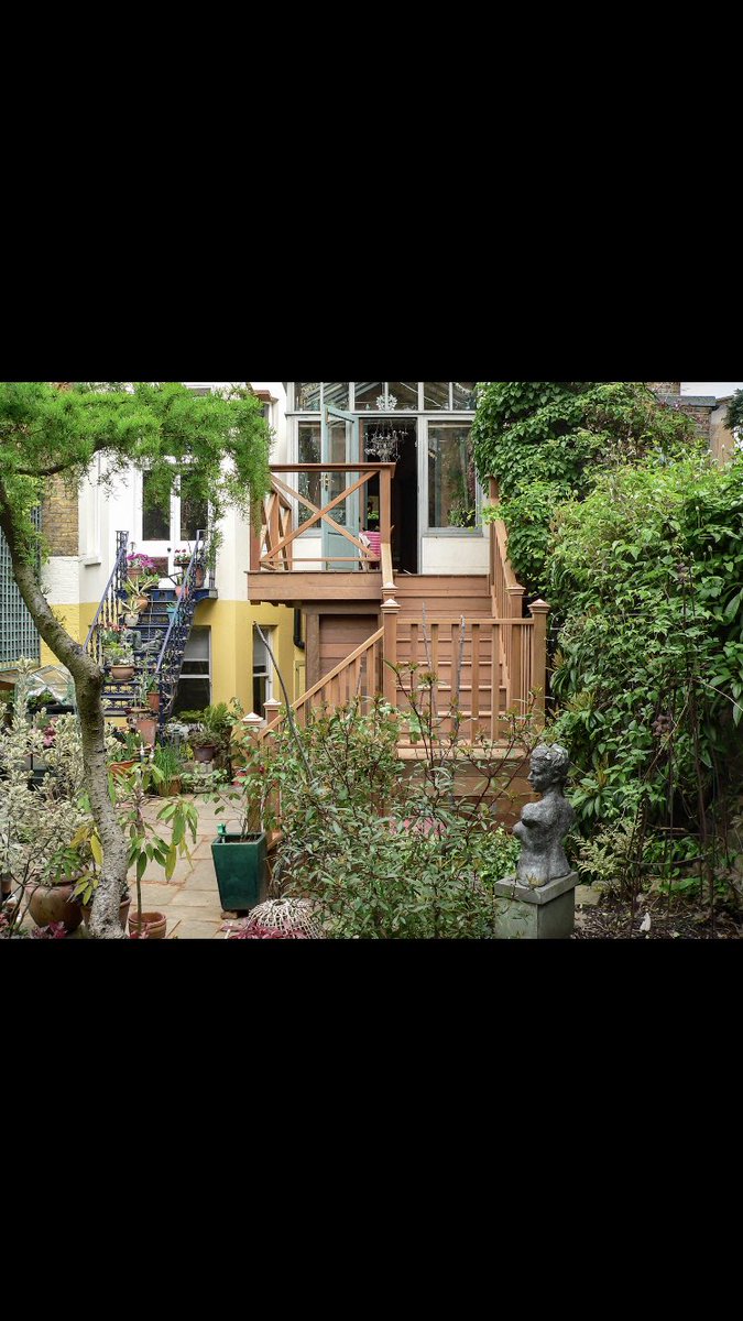 This fairytale garden and decked stairway is giving us all the #fridayfeels.
#deck #decking #gardeninspo