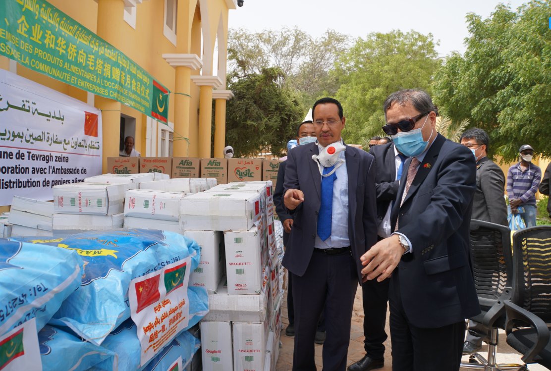 تم تنظيم اليوم الجمعة المبارك الموافق ١٥ مايو مراسيم تسليم السلات الغذائية الرمضانية المقدمة من طرف السفارة الصينية والجالية والمؤسسات الصينية إلى بلدية تفرغ زينه، وحضر هذا النشاط السفير الصيني السيد جانغ جيان قوه وممثل حكومة البلدية والممثلين من المؤسسات والجالية الصينية.