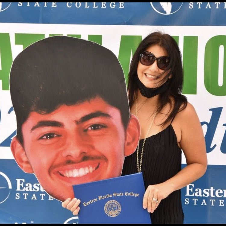 Florida_Today's tweet image. 🌟CONGRATS!🌟 @EasternFlorida held a drive-thru #graduation for its #ClassOf2020. Pics: bit.ly/2Z8Vt4u @malcolmdenemark #easternflorida