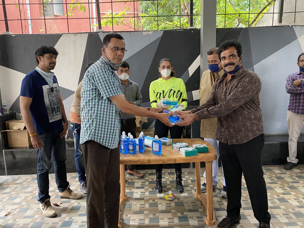 raginidwivedi24's tweet photo. Security kits to the #mediawarriors #they need to be appreciated for all the work they do #FridayThoughts #TogetherAgainstCovid19 #lovenlight #RDWELFARE #KarnatakaFightsCorona #Karnataka_covid_Warriors #karnatakalockdown @PMuralidharRao @CMofKarnataka @BJP4Karnataka https://t.co/8yMvvg9iw5
