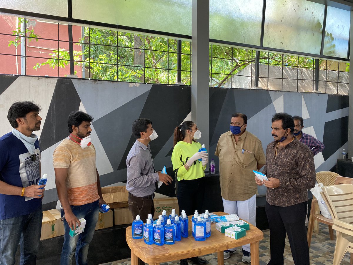 raginidwivedi24's tweet photo. Security kits to the #mediawarriors #they need to be appreciated for all the work they do #FridayThoughts #TogetherAgainstCovid19 #lovenlight #RDWELFARE #KarnatakaFightsCorona #Karnataka_covid_Warriors #karnatakalockdown @PMuralidharRao @CMofKarnataka @BJP4Karnataka https://t.co/8yMvvg9iw5