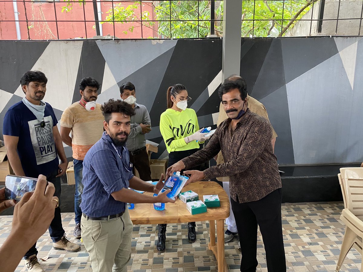 raginidwivedi24's tweet photo. Security kits to the #mediawarriors #they need to be appreciated for all the work they do #FridayThoughts #TogetherAgainstCovid19 #lovenlight #RDWELFARE #KarnatakaFightsCorona #Karnataka_covid_Warriors #karnatakalockdown @PMuralidharRao @CMofKarnataka @BJP4Karnataka https://t.co/8yMvvg9iw5