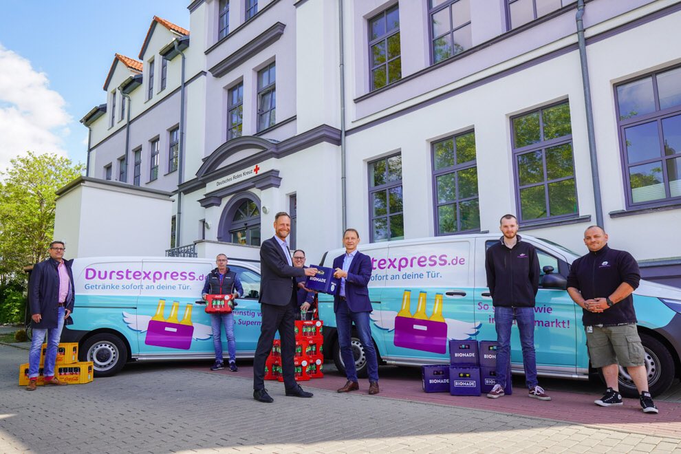 drkleipzigland's tweet photo. Über die Charity-Aktion „Wir helfen Helden – Kochen für Leipzig“ bekam unser Kreisverband heute 1680 Flaschen von der Firma @durstexpress gespendet. Ins Leben gerufen wurde die Aktion durch den Präsident Sven Rübner vom Sportwagen Club e.V. #danke #drk #spende https://t.co/WpOycd73Fr