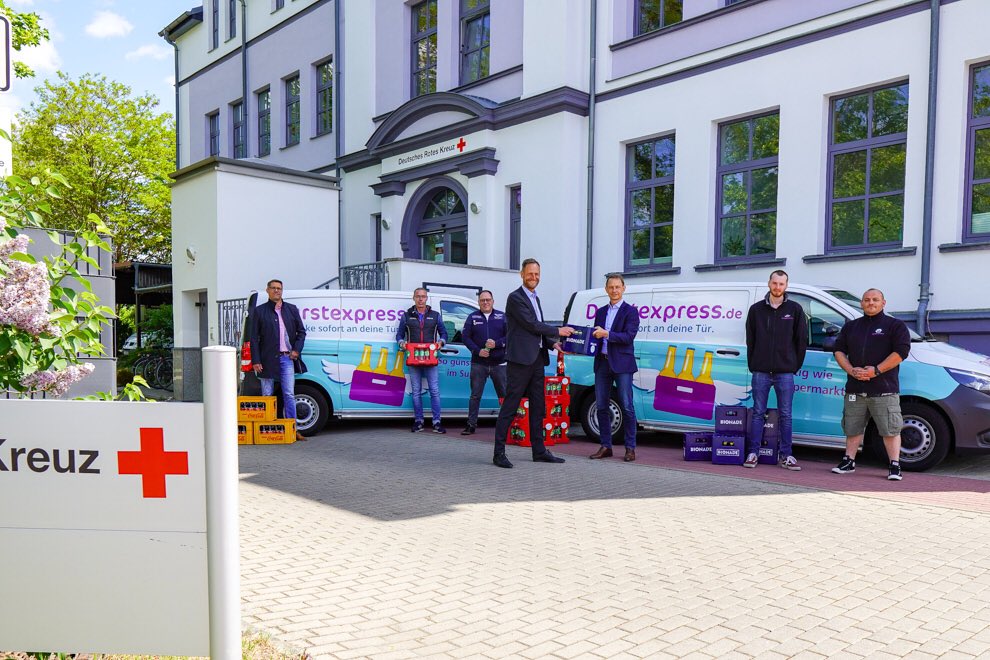 drkleipzigland's tweet photo. Über die Charity-Aktion „Wir helfen Helden – Kochen für Leipzig“ bekam unser Kreisverband heute 1680 Flaschen von der Firma @durstexpress gespendet. Ins Leben gerufen wurde die Aktion durch den Präsident Sven Rübner vom Sportwagen Club e.V. #danke #drk #spende https://t.co/WpOycd73Fr