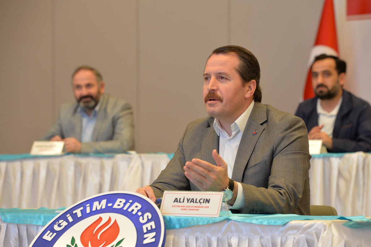 _aliyalcin_'s tweet photo. 1]MEB tarafından 18 Mart’ta atanan ‘20 Bin’ sözleşmeli öğretmen,Nisan’da görevine başlayacaktı.Pandemi nedeniyle hala göreve başlatılamadı.

Başka işlerinden de ayrılıp,göreve başlamak üzere hazırlık yaparken bir anda arafta kalanlar çok zor durumdalar.
#KararnamelerGönderilmeli https://t.co/tnlrDumNi0