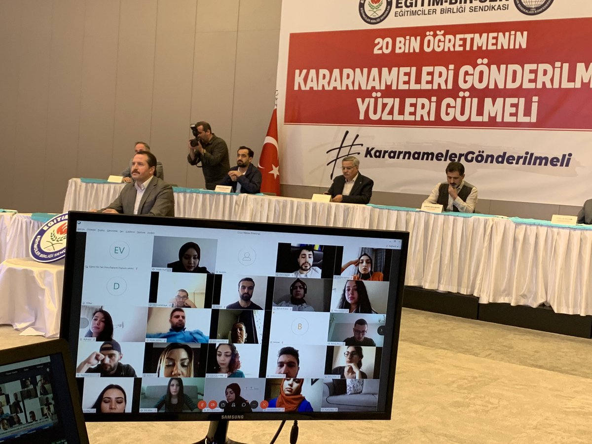 _aliyalcin_'s tweet photo. 1]MEB tarafından 18 Mart’ta atanan ‘20 Bin’ sözleşmeli öğretmen,Nisan’da görevine başlayacaktı.Pandemi nedeniyle hala göreve başlatılamadı.

Başka işlerinden de ayrılıp,göreve başlamak üzere hazırlık yaparken bir anda arafta kalanlar çok zor durumdalar.
#KararnamelerGönderilmeli https://t.co/tnlrDumNi0