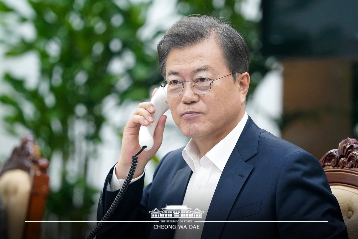 TheBlueHouseKR's tweet photo. 문재인 대통령은 「필립」 벨기에 국왕의 요청으로 오늘 전화 통화를 했습니다. 문 대통령은 벨기에에서 코로나로 인해 적지 않은 확진자와 사망자가 발생한 데 대해 위로와 애도의 뜻을 전달했습니다.

#코로나19_세계가함께극복 #정상간통화_33번째 https://t.co/w03fLxvfzQ