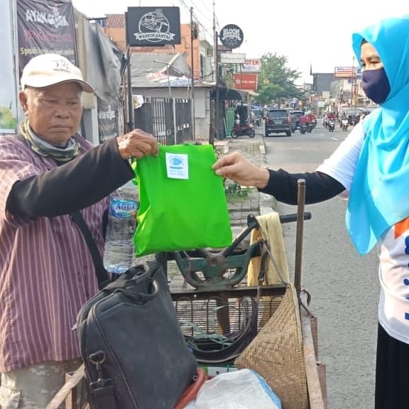 PM_BPPMHKP's tweet photo. 'Berbuat kebaikan di bulan suci Ramadan yang penuh berkah seperti berbagi dengan sesama akan mendatangkan banyak keberkahan. Selain pahala berlimpah,berbagi juga bisa membahagiakan orang&amp;memberi banyak kebaikan bagi kita sendiri lho'. #OneHealthKIPM  #NasiIkan  @rinajanwar2201 https://t.co/TGytVH4jut