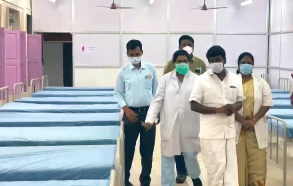 Vijayabaskarofl's tweet photo. At #Chengalpat MC,spoke to Drs &amp; staff, Pts via VC. Pts gave very good feedback abt d Drs &amp; staff, treatment they receive.Launched a med.robot for d #COVID ward. An exclusive donning &amp; doffing room is available for Covid team. I appreciate the enthusiastic efforts of the team! https://t.co/f9FUqQ63SD