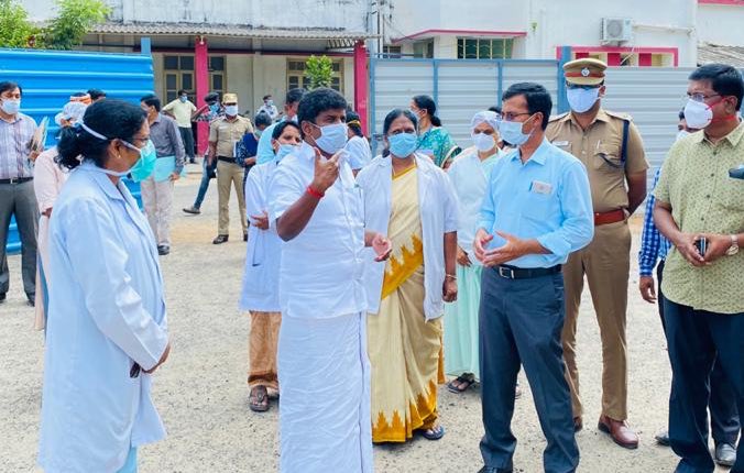 Vijayabaskarofl's tweet photo. At #Chengalpat MC,spoke to Drs &amp; staff, Pts via VC. Pts gave very good feedback abt d Drs &amp; staff, treatment they receive.Launched a med.robot for d #COVID ward. An exclusive donning &amp; doffing room is available for Covid team. I appreciate the enthusiastic efforts of the team! https://t.co/f9FUqQ63SD
