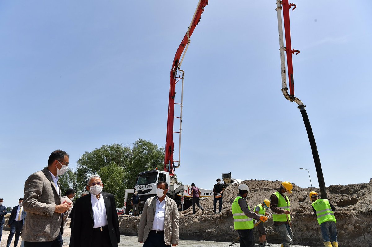 Bir kompleks şeklinde olacak tesisin içerisinde spor salonu, tavla binası, açık ve kapalı manej alanları, tribünler ve sosyal tesisler yer alacak. İnşallah kısa zamanda projeyi tamamlayacak ve Kayseri’yi ata sporlarının merkezi haline getireceğiz.