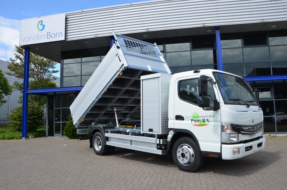 Deze week hebben we een FUSO E-Canter opgeleverd. Deze volledig elektrische lichte vrachtwagen hebben we, in opdracht van Groen-aannemingsbedrijf Punt B.V.,  voorzien van een kippende laadbak met neerklapbare opzetborden en een aluminium tranenplaat opbergkast.
#elektrischrijden