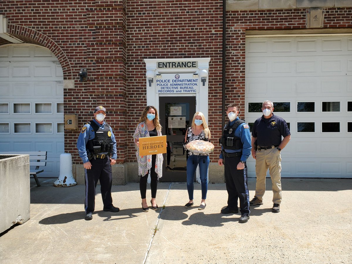 Oceanport_PD's tweet photo. The Oceanport Police would like to thank the staff at Beacon Life of Oceanport for delivering lunch and grab bags to our officers..thank you!!! #BeaconLife..#community https://t.co/8eTAvjqYTW