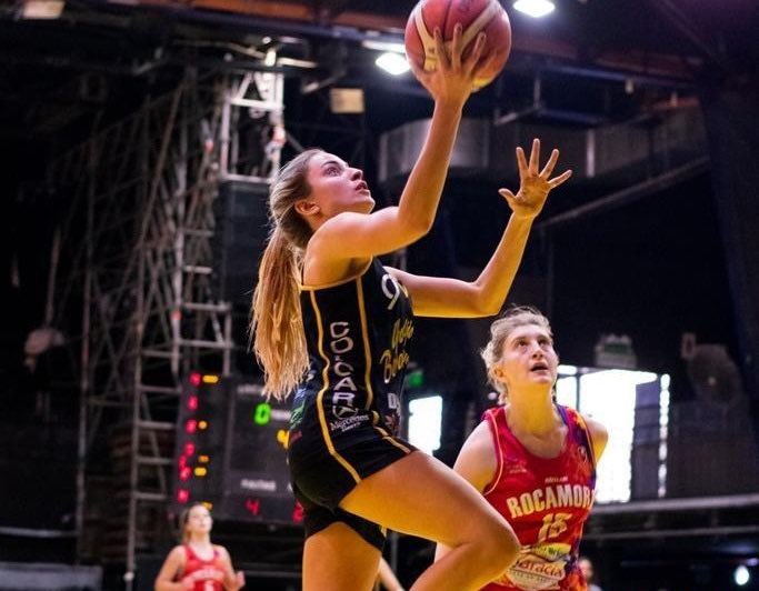 LFBArgentina's tweet photo. 🎙⛹️♀️ “Nunca imaginé lograr todo lo que se consiguió en 2019”. La palabra de @FiaYaciura que logró su debut con la Selección Argentina Sub-17 en una competencia internacional y además consiguió dos torneos con @CDBerazateguiBF y otro con @FEBAMBAok #LDDF 👉https://t.co/JlPxJqSxjL https://t.co/otaZJtJRKg