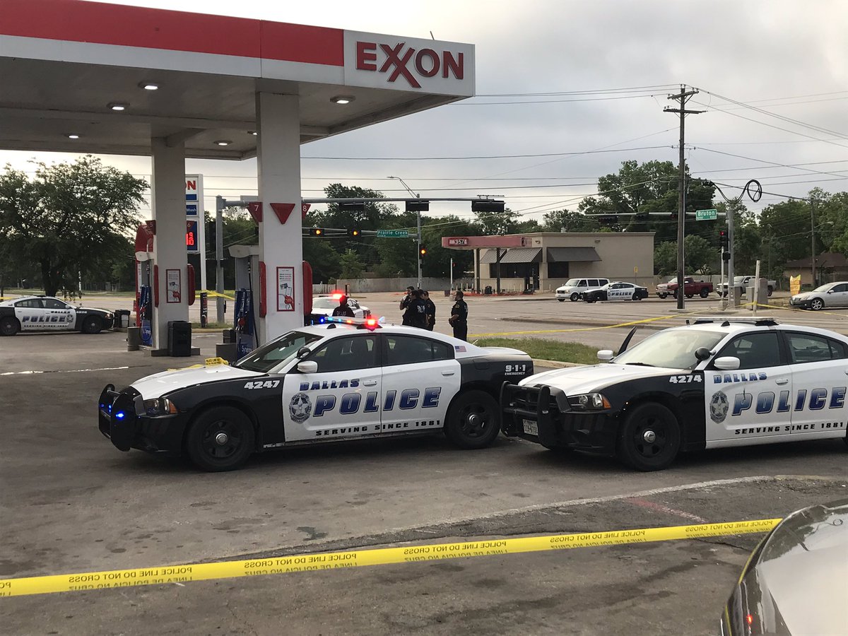 mikeforbeswfaa's tweet photo. Dallas Police detain 4 people in a double fatality shooting at this Exxon gas station at Prairie Creek and Bruton. Dallas Pd investigating. https://t.co/PUa2qmBeNd