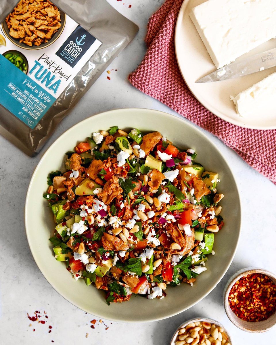 goodcatchfoods's tweet image. We are celebrating #FishFreeFriday with a light, yet hearty Vegan Tuna Salad that’s quick and easy to put together and perfect for warmer sunny days. Each serving contains around 18g of protein, so it’s an easy (and yummy!) way to bump up your meals protein intake 😋