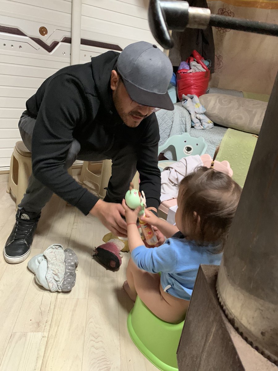 Мартагдахааргүй л төрсөн өдөр боллоо. Санааг минь дэмжиж оролцсон компани, хувь хүмүүст талархлаа.Гадаа хүйтэн бсан болохоор гадуур хүүхдүүд харагдахгүй, айл айлын хаалга татах амаргүй блаа.Гэвч олон хоног бодсон бэлдсэн ажлаа дуусгах мөч сайхан байв
#Гэр_бүлийн_өдөр
#Төрсөн_өдөр