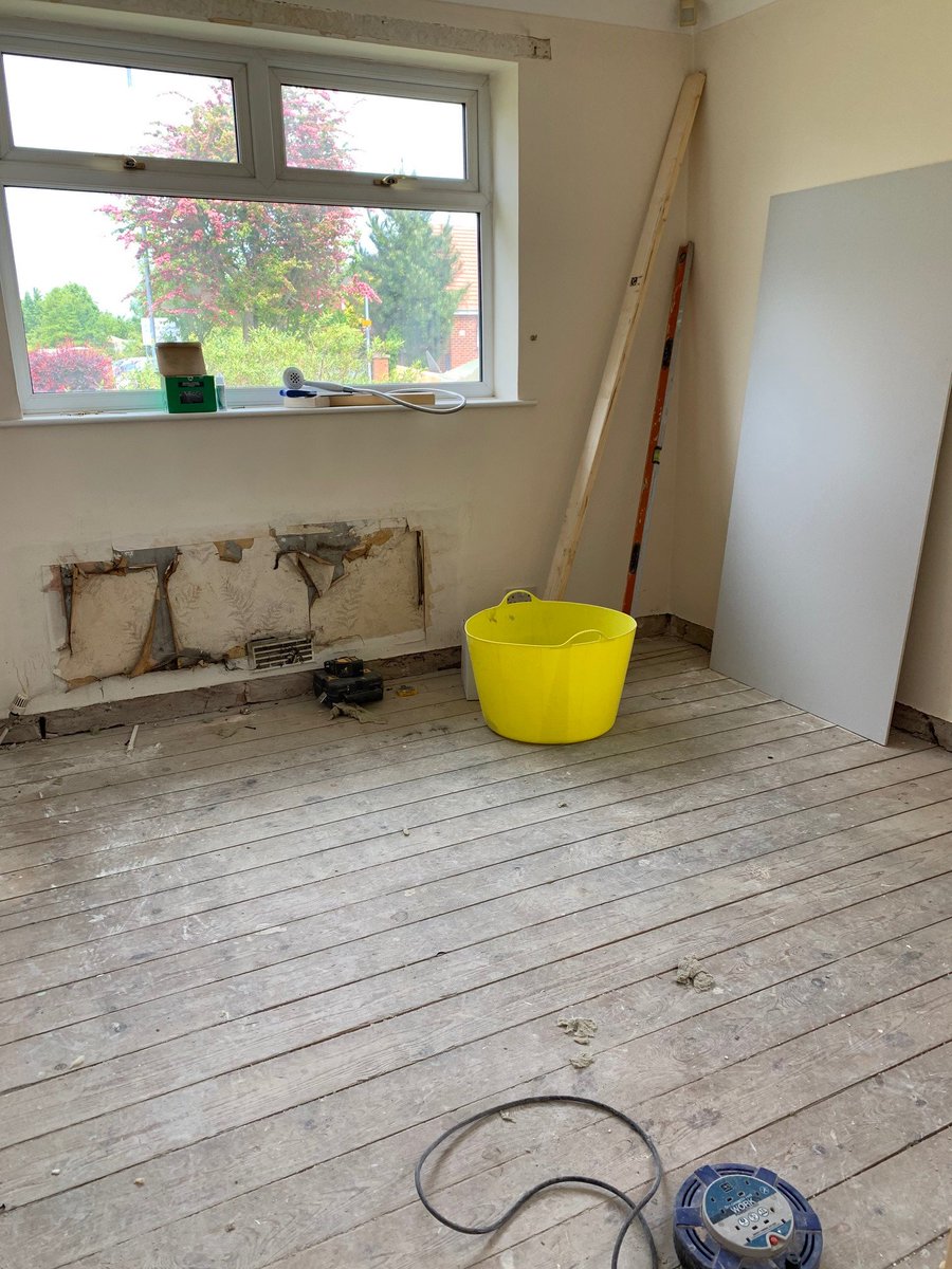 PropertyPeacock's tweet photo. Lovely day to start our new renovation project on Gainsborough Road ... 3 bedroom semi-detached dormer bungalow ... this one is going to be a stunner! #weknowproperty #propertyrenovations #renovation #propertymakeover https://t.co/8ZRljFw7eg