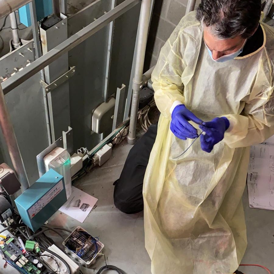 Coronacrisis of niet… liften mogen niet stilstaan. Daarom zijn dagelijks meer dan 150 SkyLift monteurs hard aan het werk. Dat gaat in deze maanden soms nét wat anders dan normaal, bijvoorbeeld op deze zorglocatie, waar een spoedreparatie uitgevoerd moest worden.

#covid19